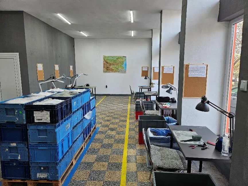 Индустриалната база на Nomad Industry с обособени работни станции и разделен поток на детайлите